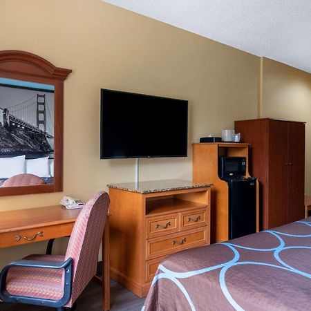 Super 8 By Wyndham Salisbury Hotel Exterior photo
