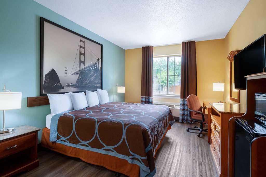 Super 8 By Wyndham Salisbury Hotel Room photo