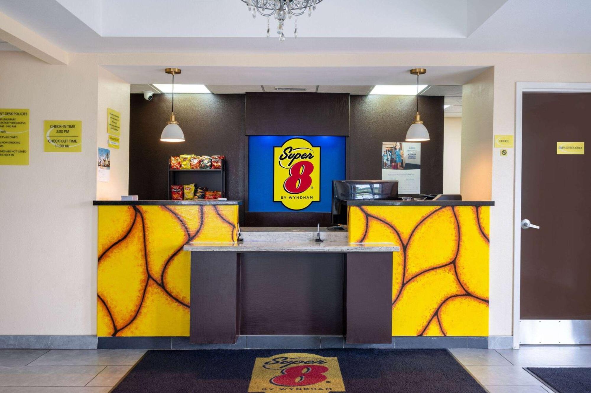 Super 8 By Wyndham Salisbury Hotel Exterior photo