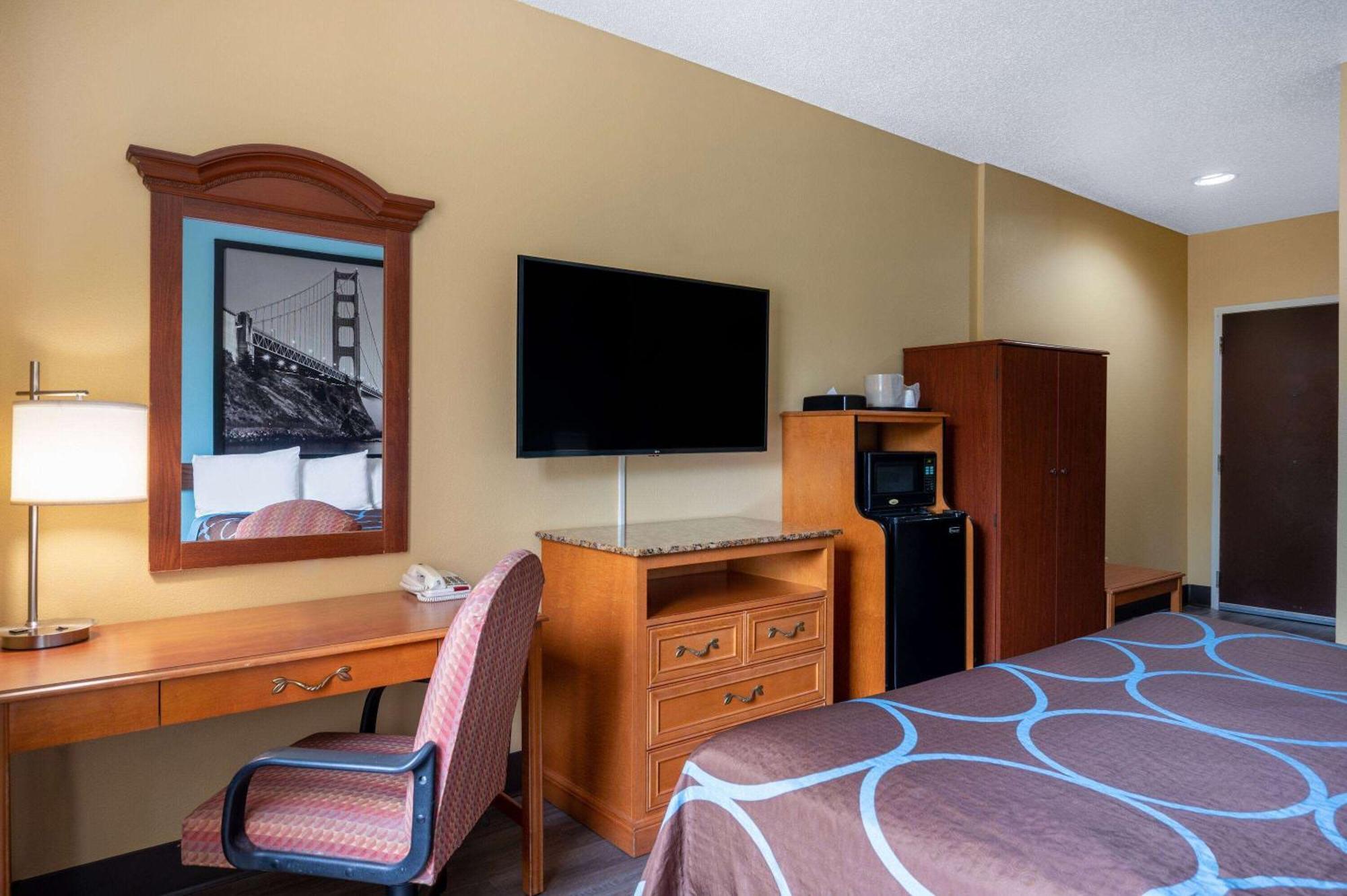 Super 8 By Wyndham Salisbury Hotel Exterior photo