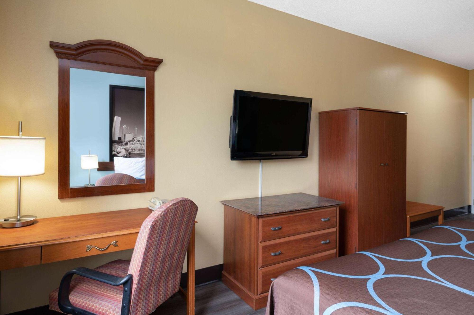 Super 8 By Wyndham Salisbury Hotel Exterior photo