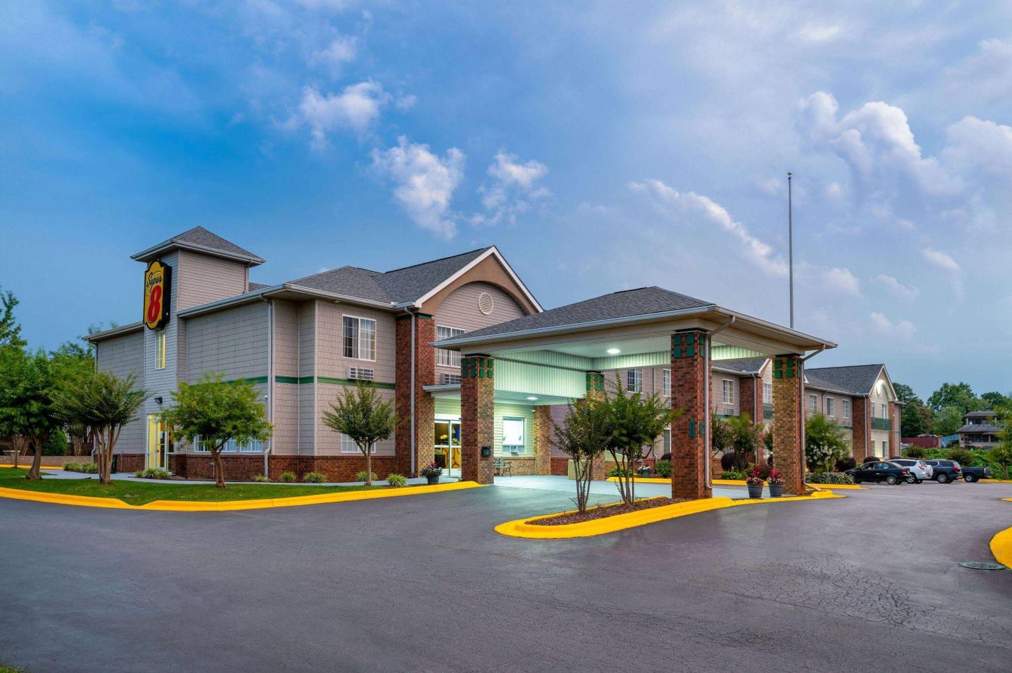 Super 8 By Wyndham Salisbury Hotel Exterior photo