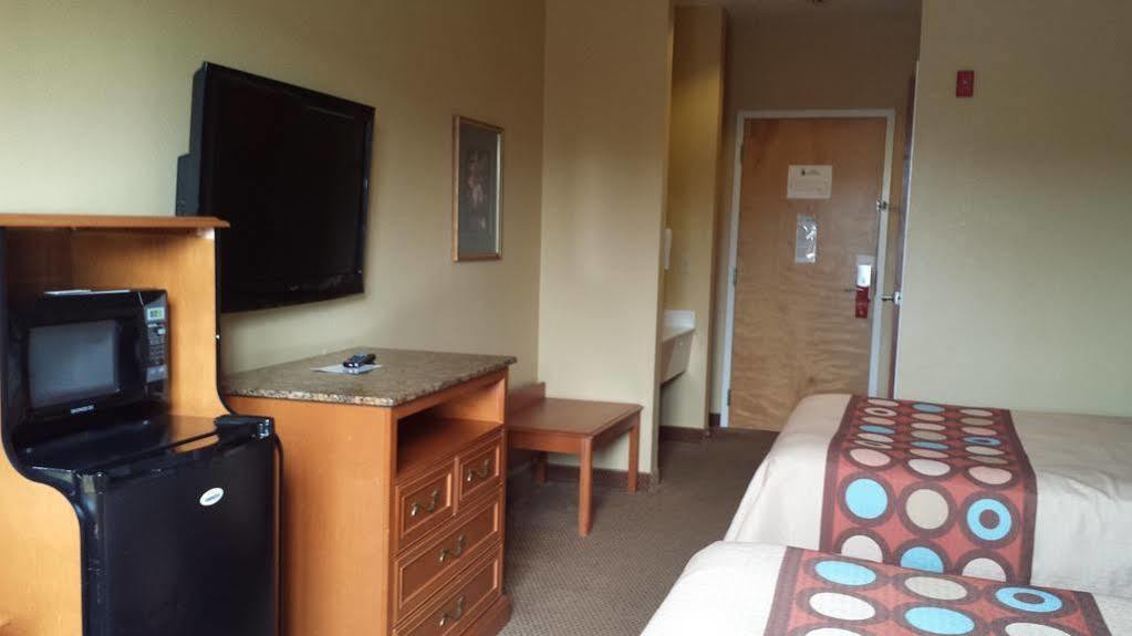 Super 8 By Wyndham Salisbury Hotel Exterior photo